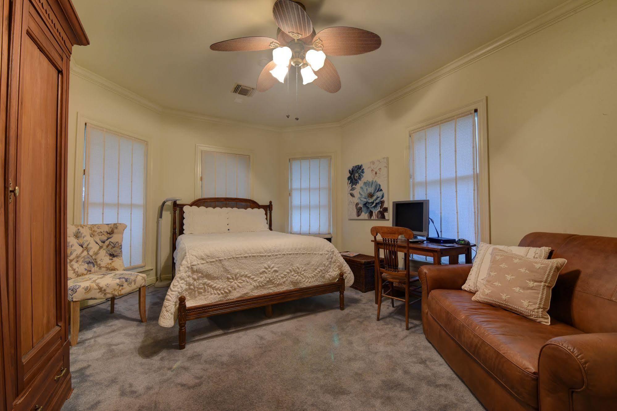 A Chateau On The Bayou Bed & Breakfast Raceland Exterior photo